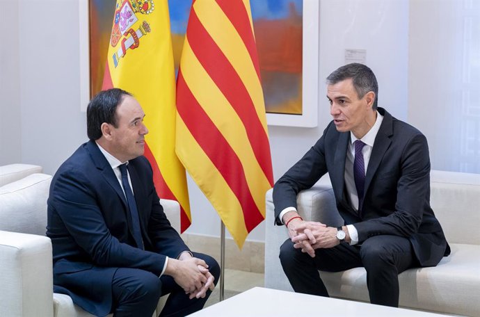 El president del Govern, Pedro Sánchez (d), i el president de la Generalitat valenciana, Juanfran Pérez Llorca (e), durant una reunió, al Palau de la Moncloa. 