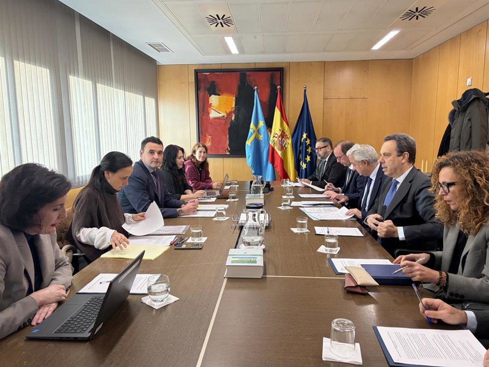 El consejero Hacienda, Guillermo Peláez y el presidente del TSJA, Jesús María Chamorro, en la comisión mixta de la sala de gobierno del TSJA.