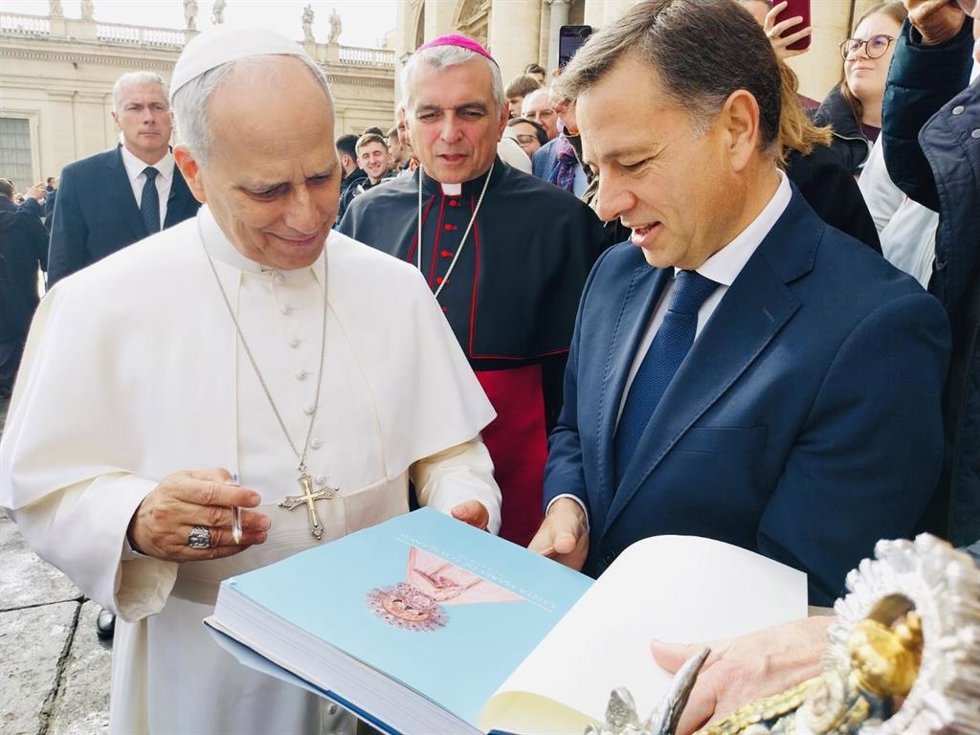 Manuel Serrano y el obispo representan a la ciudad y la Diócesis en la Audiencia General del Papa León XIV, junto a un grupo de internos de La Torrecica en el Jubileo de los Presos.