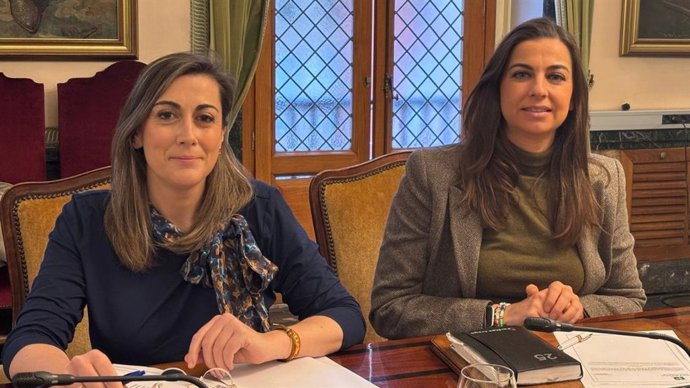 Las ediles de Vox Oviedo, Sonsoles Peralta y Alejandra González.