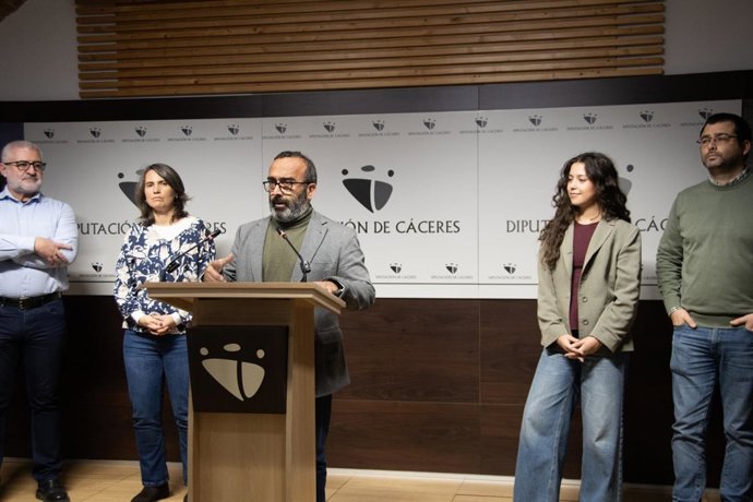 El presidente de la Diputación de Cáceres, Miguel Ángel Morales, en una rueda de prensa para presentar un proyecto de investigación de MásMedio