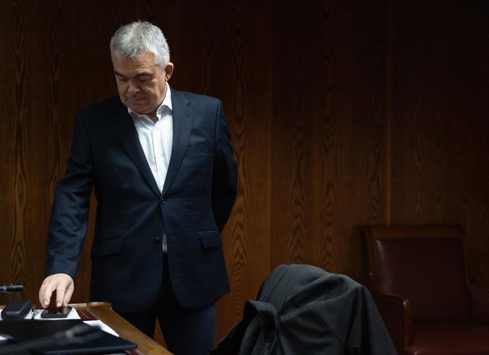 El ex secretario de Organización del PSOE Santos Cerdán a su llegada a la Comisión de Investigación del ‘caso Koldo’, en el Senado, a 17 de diciembre de 2025, en Madrid (España). Cerdán comparece ante la comisión casi un mes después de salir de prisión, d