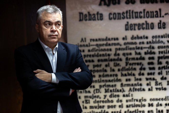 O ex-secretário de Organização do PSOE Santos Cerdán em sua chegada à Comissão de Inquérito sobre o "Caso Koldo", no Senado, em 17 de dezembro de 2025, em Madri (Espanha). Cerdán comparece perante a comissão quase um mês após sua saída da prisão, depois d