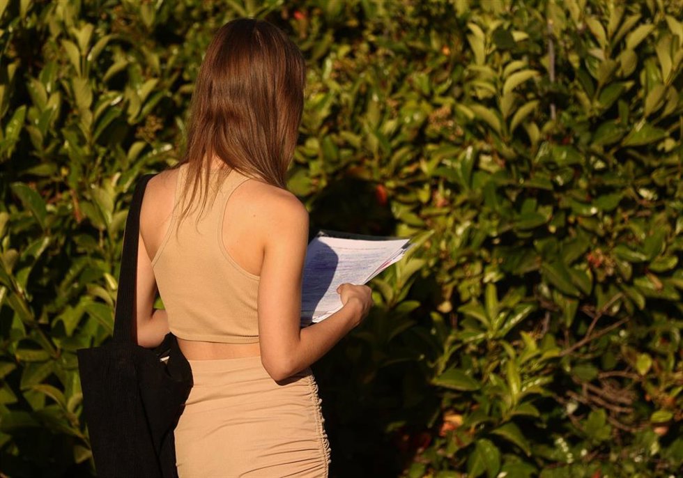 Archivo - Una estudiante repasa sus apuntes antes de comenzar uno de los exámenes de la convocatoria extraordinaria de la Evaluación para el Acceso a la Universidad (EvAU), en la Universidad Complutense de Madrid, a 5 de julio de 2022, en Madrid (España