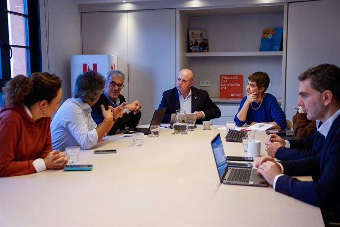 El consejero de Educación del Gobierno de Navarra, Carlos Gimeno, se reúne en Barcelona con la Fundación Bofill para conocer un programa de aprendizaje completo más allá de la escuela.