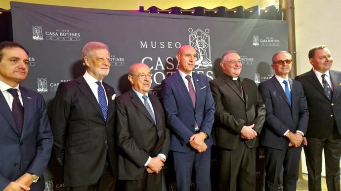 El alcalde de León, José Antonio Diez (centro), junto al presidente delegado de la Junta Constructora del Templo Expiatorio de la Sagrada Familia, Esteve Camps (a su izquierda) y representantes de Fundós y Museo Casa Botines, entre otros.