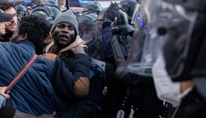 Alcalde de Badalona (PP) dice que no gastará "un euro" en los desalojados y que corresponde a Sánchez buscarles vivienda