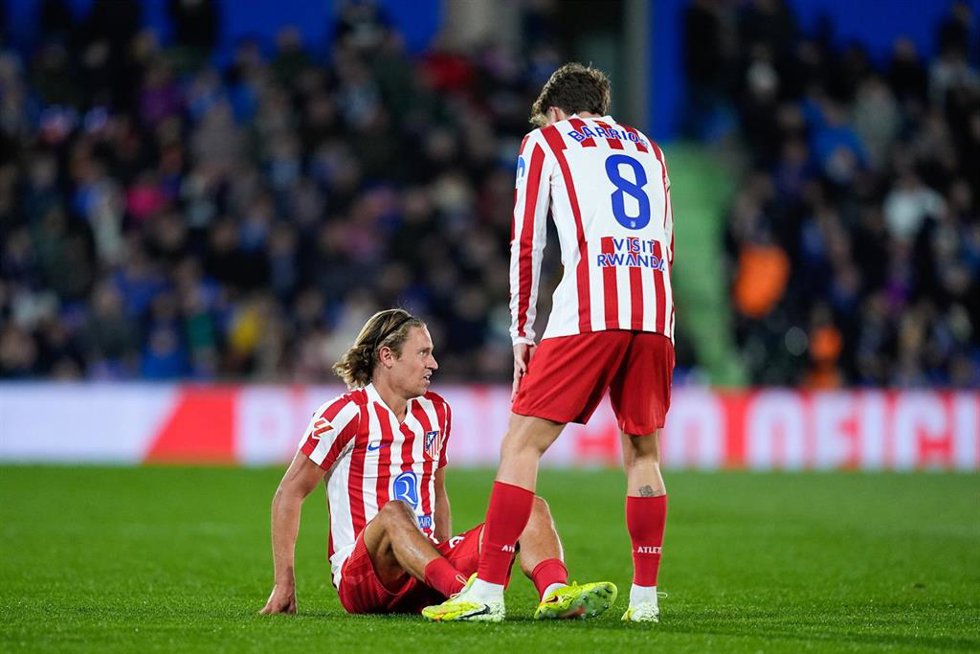 El defensa del Atlético de Madrid Marcos Llorente cae lesionado en el césped del Coliseum de Getafe en un partido de LaLiga EA Sports.
