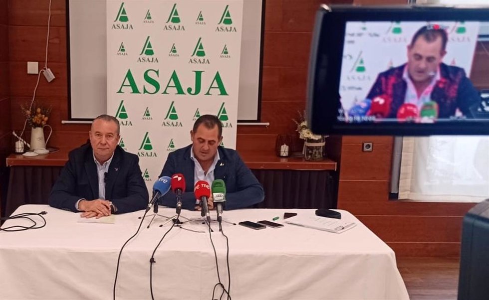 El presidente de Asaja Salamanca Juan Luis Delgado (d) y el de Castilla y León, Donaciano Dujo (i).