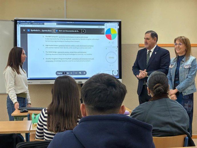 El delegado de Desarrollo Educativo y FP en Almería, Francisco Alonso Martínez, durante la entrega de material para ADI en el IES Maestro Padilla de la capital.