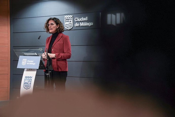 La concejala delegada de Movilidad, Trinidad Hernández, informa de nuevas marcas viales para motos y peatones.