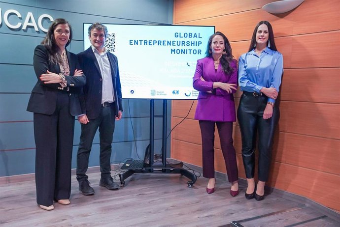 La concejala delegada de Innovación, Digitalización y Captación de Inversiones, Alicia Izquierdo, la vicerrectora adjunta de emprendimiento y empresa, Carmen Pardo, y el director de la Cátedra de Emprendimiento Sostenible de la UMA, Rafael Ventura.