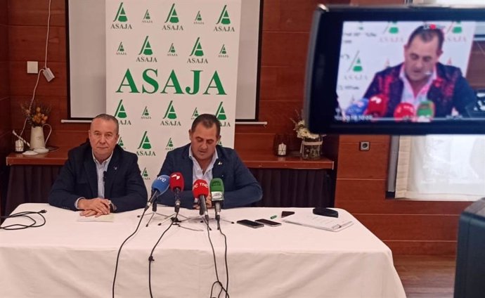 El presidente de Asaja Salamanca Juan Luis Delgado (d) y el de Castilla y León, Donaciano Dujo (i).