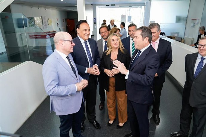 Archivo - La alcadesa de Granada, Marifrán Carazo, en imagen de archivo flanqueada por el consejero de Universidades, José Carlos Gómez Villamandos, a su derecha, y el presidente de la CGE, Gerardo Cuerva, en presencia, entre otros, del rector, Pedro Merc