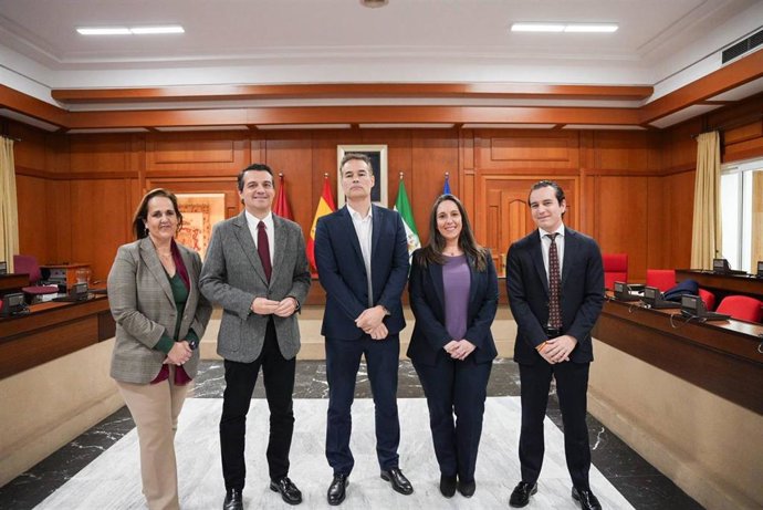 El alcalde de Córdoba, José María Bellido, y la edil de Economía y Empleo, Blanca Torrent, con los representantes de Novaindef.