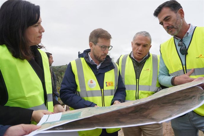 El subdelegado del Gobierno en Sevilla, Francisco Toscano, visita las obras de emergencia en el Canal de Viar.