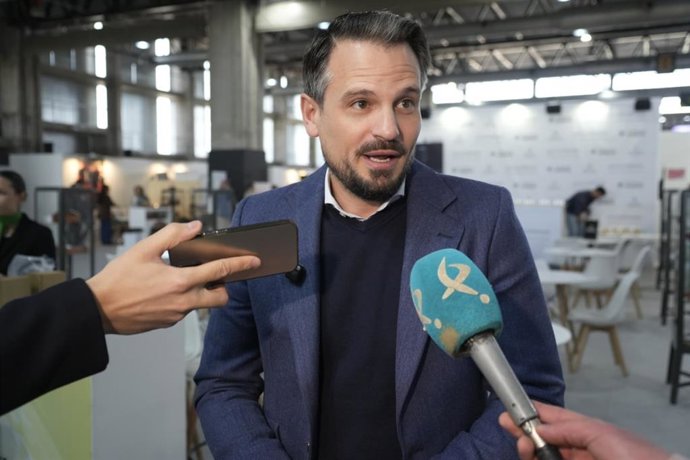 El secretario general del PP de Extremadura y cabeza de lista por Badajoz, Abel Bautista, atiende a los medios en una imagen de archivo