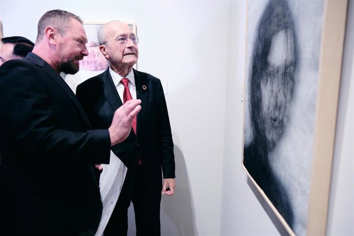 El alcalde de Málaga, Francisco de la Torre, preside la entrega de premios de la primera edición del premio pintura ‘Félix Revello de Toro’, que gana la obra ‘Memoria suspendida’ de Melchor Balsera Maldonado