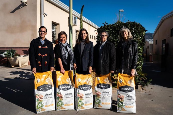 La concejala delegada de Sostenibilidad Medioambiental, Penélope Gómez, ha asistido al reparto de estos alimentos, que se suma a los convenios de colaboración que el Ayuntamiento mantiene con AMAN y Ciriana para el mantenimiento de colonias felinas