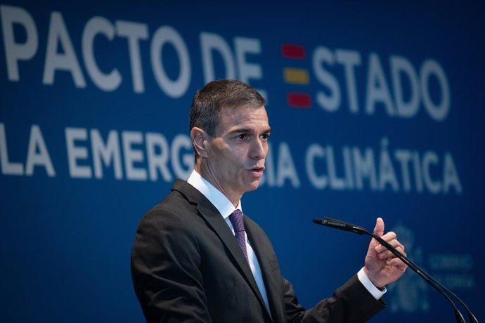 El presidente del Gobierno, Pedro Sánchez, clausura el acto de 'Avanzando en el Pacto de Estado frente a la Emergencia Climática' en el Círculo de Bellas Artes, a 17 de diciembre de 2025, en Madrid (España).