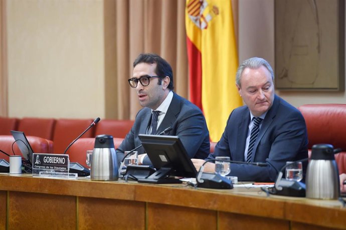 El ministro de Economía, Comercio y Empresa, Carlos Cuerpo (i), comparece ante la Comisión Mixta para la Unión Europea, en el Congreso de los Diputados, a 17 de diciembre de 2025, en Madrid (España). Cuerpo comparece para informar sobre la revisión que ha