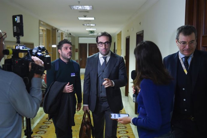 El ministro de Economía, Comercio y Empresa, Carlos Cuerpo (2i), a su llegada a la Comisión Mixta para la Unión Europea, en el Congreso de los Diputados, a 17 de diciembre de 2025, en Madrid (España). 