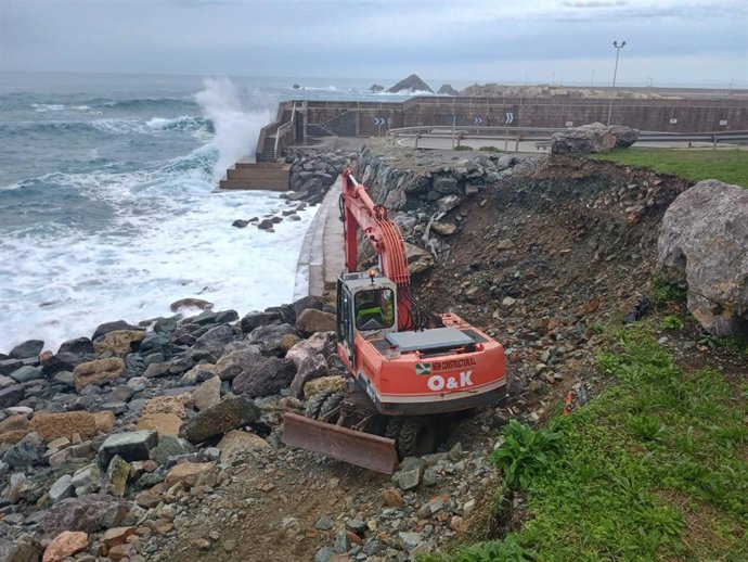 Reparación escollera del puerto de Cudillero.