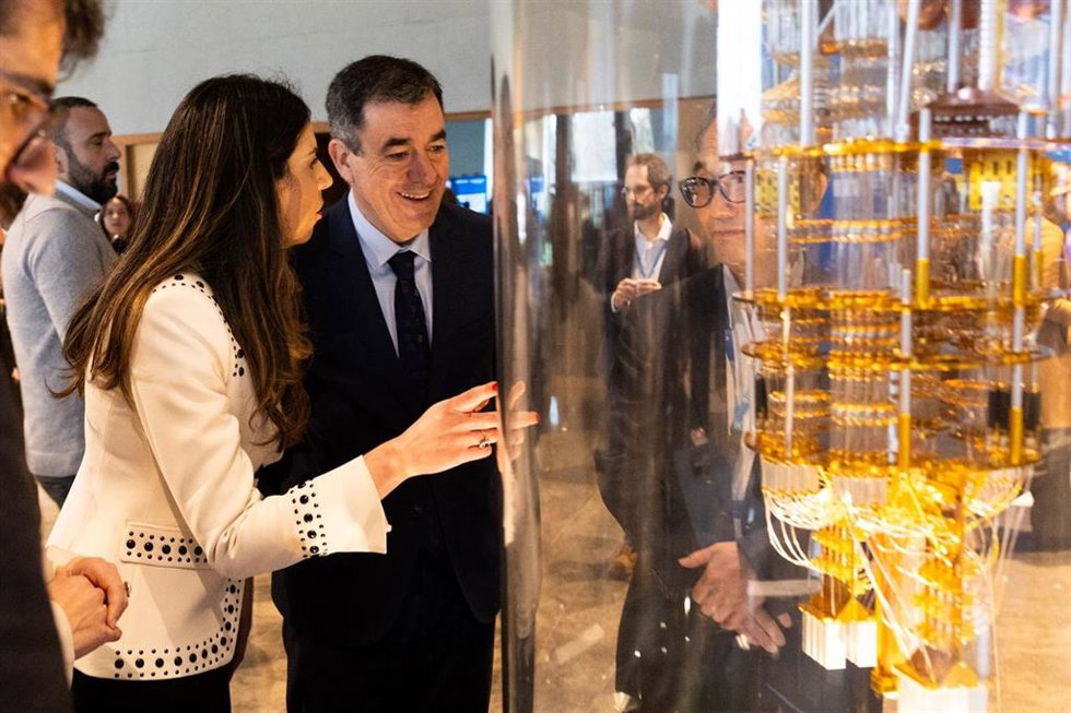 La directora del Centro Internacional de Cuántica de Fujitsu, Almudena Justo, y el conselleiro de Educación, Ciencia, Universidades e FP, Román Rodríguez, durante la 'II International Quantum Business Conference'.