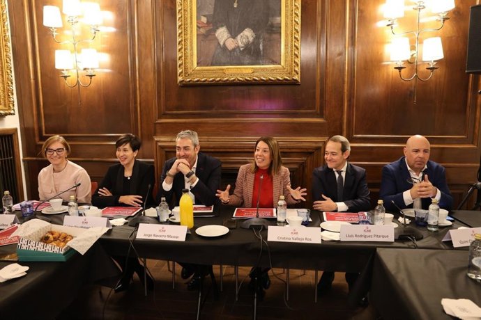 La decana del ICAB, Cristina Vallejo, junto a varios miembros de la Junta de Gobierno del ICAB