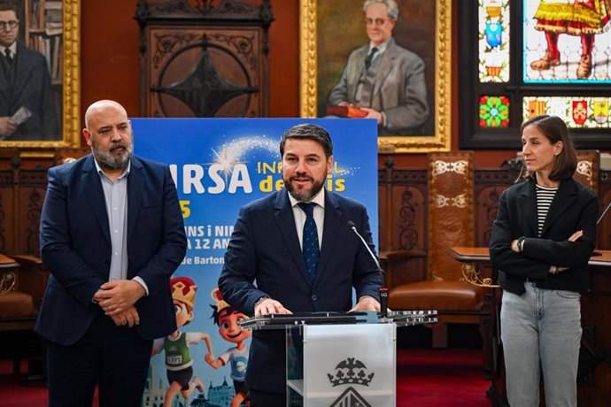 Archivo - El primer teniente de alcalde del Ayuntamiento de Palma, Javier Bonet, interviene en la presentación de la XV Cursa Infantil de Reis de Palma.