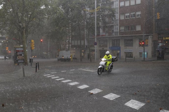 Archivo - Un repartidor en moto durante la tormenta, a 30 de octubre de 2024, en Barcelona, Catalunya (España). 