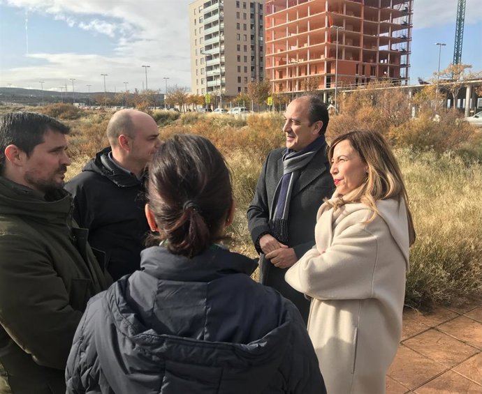 La alcaldesa de Zaragoza, Natalia Chueca; y el consejero de Sanidad del Gobierno de Aragón, José Luis Bancalero, en el solar donde se edificará el futuro centro de salud de Arcosur
