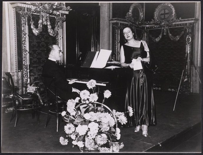Fotografía de Robert Gerhard y Conxita Badia en concierto de la Llotja de Barcelona, del Arxiu Museu de la Música