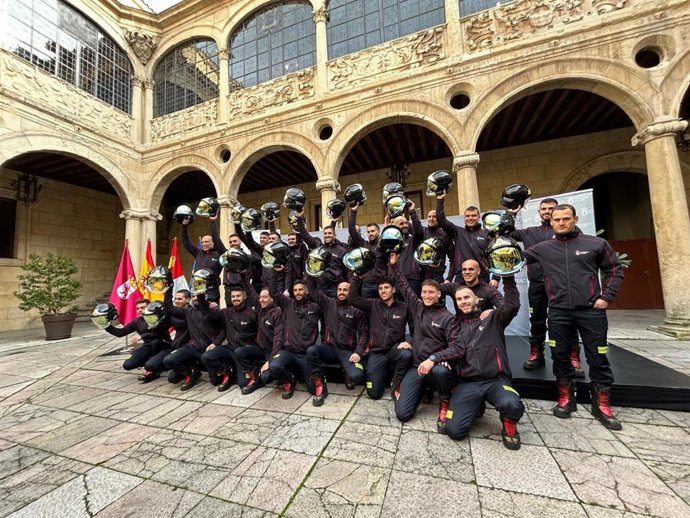 Los 25 nuevos bomberos del Sepeis de León en el acto oficial de recibimiento celebrado en el Palacio de los Guzmanes.