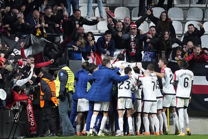 Archivo - Álvaro García celebra un gol del Rayo Vallecano ante el Lech Poznan en la Conference League 2025/26 n el Estadio de Vallecas.