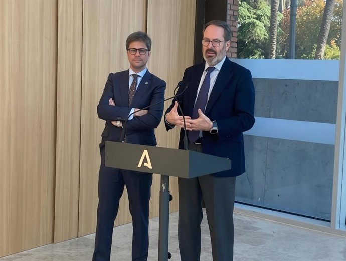 El delegado del Gobierno andaluz, Adolfo Molina (dcha.), y el delegado territorial de Desarrollo Educativo y Formación Profesional, Diego Copé