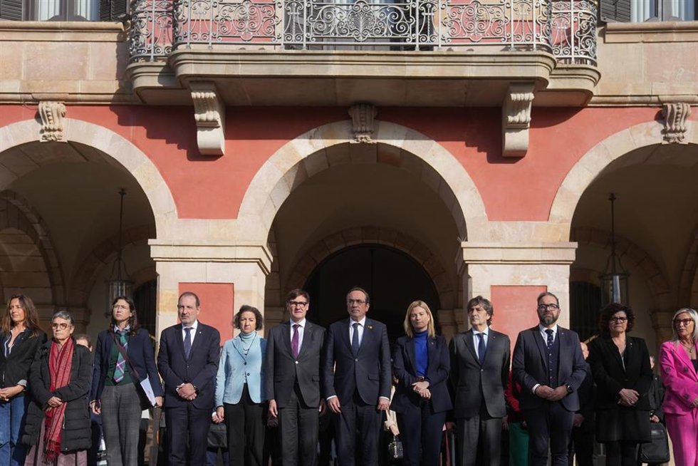 Minuto de silencio ante el Parlament por los últimos feminicidios.