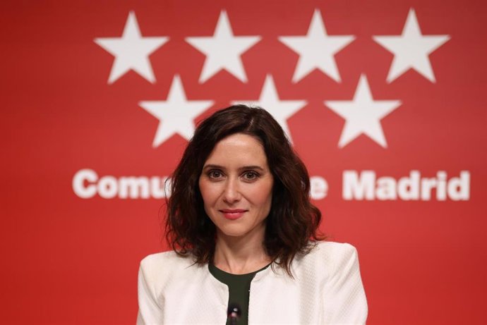 La presidenta de la Comunidad de Madrid, Isabel Díaz Ayuso, durante una rueda de prensa tras la reunión del Consejo de Gobierno, en la Real Casa de Correos, a 17 de diciembre de 2025, en Madrid (España).