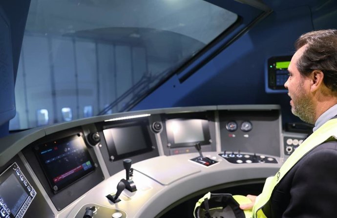 El ministro de Transportes, Óscar Puente, en su visita a la fábrica de trenes de Hitachi en Italia