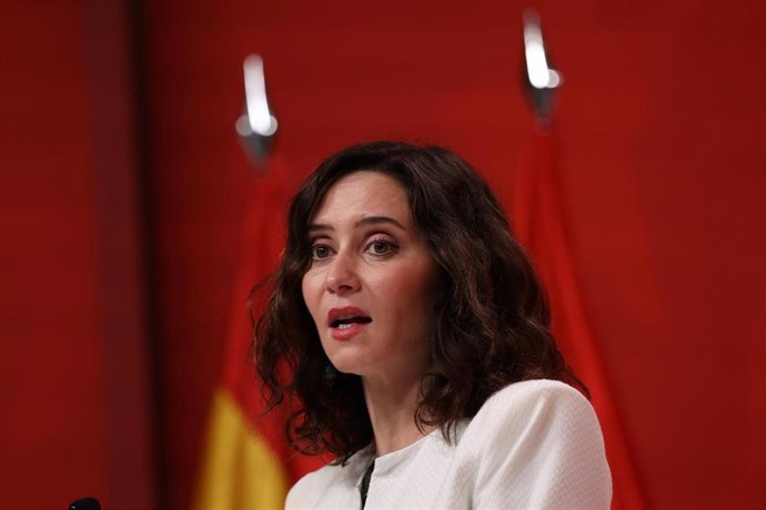 La presidenta de la Comunidad de Madrid, Isabel Díaz Ayuso, durante una rueda de prensa tras la reunión del Consejo de Gobierno, en la Real Casa de Correos, a 17 de diciembre de 2025, en Madrid (España).