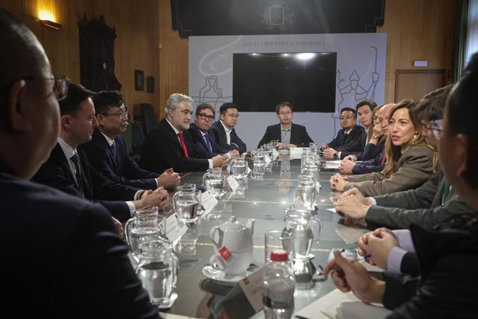 La alcaldesa de Zaragoza, Natalia Chueca, recibe a la delegación de Wuxi Commercial Mansion Group Dongfang Automobile Co. Ltd., filial del Grupo Juneyao, encabezada por su director general, Pei Wei