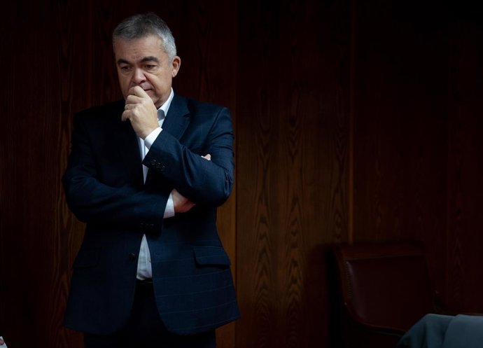 O ex-secretário de Organização do PSOE Santos Cerdán em sua chegada à Comissão de Inquérito sobre o "Caso Koldo", no Senado, em 17 de dezembro de 2025, em Madri (Espanha). Cerdán comparece perante a comissão quase um mês após sua saída da prisão, depois d