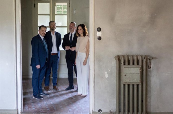 Archivo - (I-D) El presidente de la Asociación de Amigos de Vicente Aleixandre, Alejandro Sanz; el consejero de la Presidencia de la Comunidad de Madrid, Miguel Ángel García; el consejero de Cultura, Turismo y Deporte, Mariano de Paco Serrano y la preside