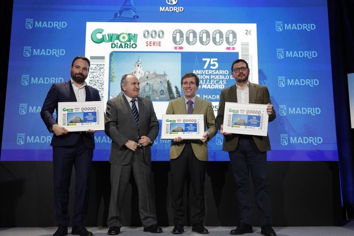 El alcalde de Madrid, José Luis Martínez-Almeida, preside la celebración de los 75 años de adhesión de Vallecas a Madrid