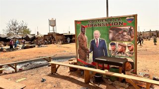 Archivo - Cartel del jefe de la junta militar de Burkina Faso, Ibrahim Traoré, y el presidente ruso, Vladimir Putin, en Ouagadougou, capital del país africano.