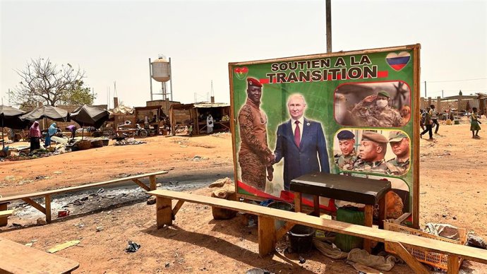 Archivo - Cartel del jefe de la junta militar de Burkina Faso, Ibrahim Traoré, y el presidente ruso, Vladimir Putin, en Ouagadougou, capital del país africano.