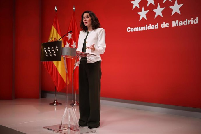 La presidenta de la Comunidad de Madrid, Isabel Díaz Ayuso, durante una rueda de prensa tras la reunión del Consejo de Gobierno, en la Real Casa de Correos, a 17 de diciembre de 2025, en Madrid (España).