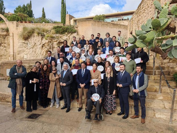 Foto de familia tras la entrega de premios por la capitalidad gastronómica de Alicante en el Castillo de Santa Bárbara
