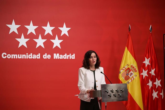 La presidenta de la Comunidad de Madrid, Isabel Díaz Ayuso, durante una rueda de prensa tras la reunión del Consejo de Gobierno, en la Real Casa de Correos, a 17 de diciembre de 2025, en Madrid (España).