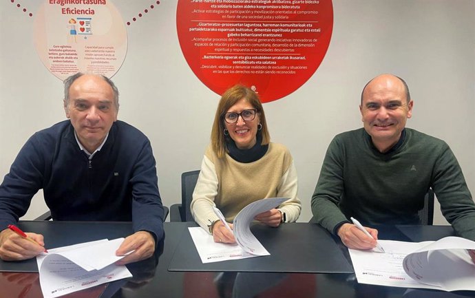Representantes de Caritas Bizkaia, Eroski y Laboral Kutxa firman el convenio